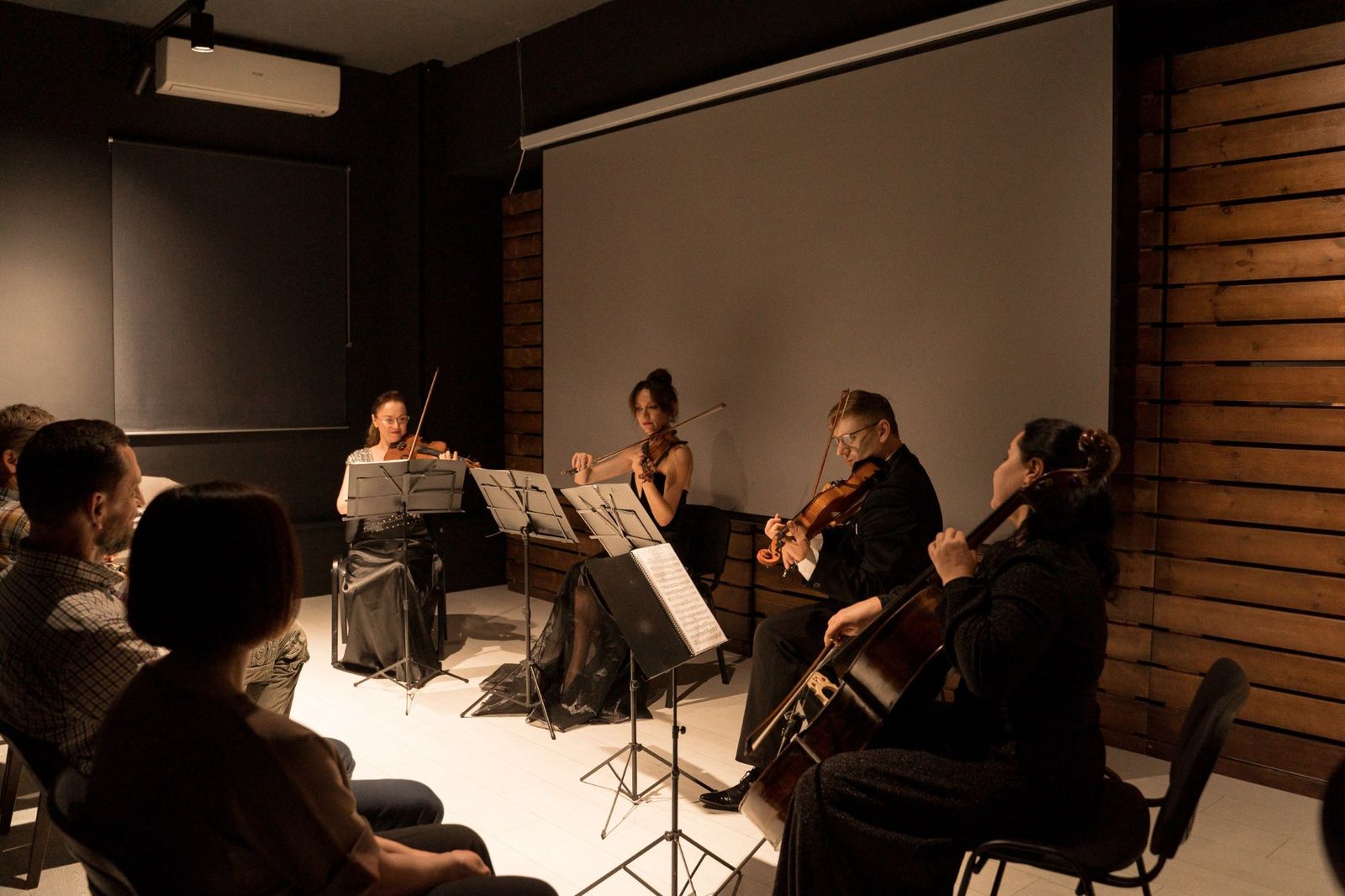 Открытие — атмосфера