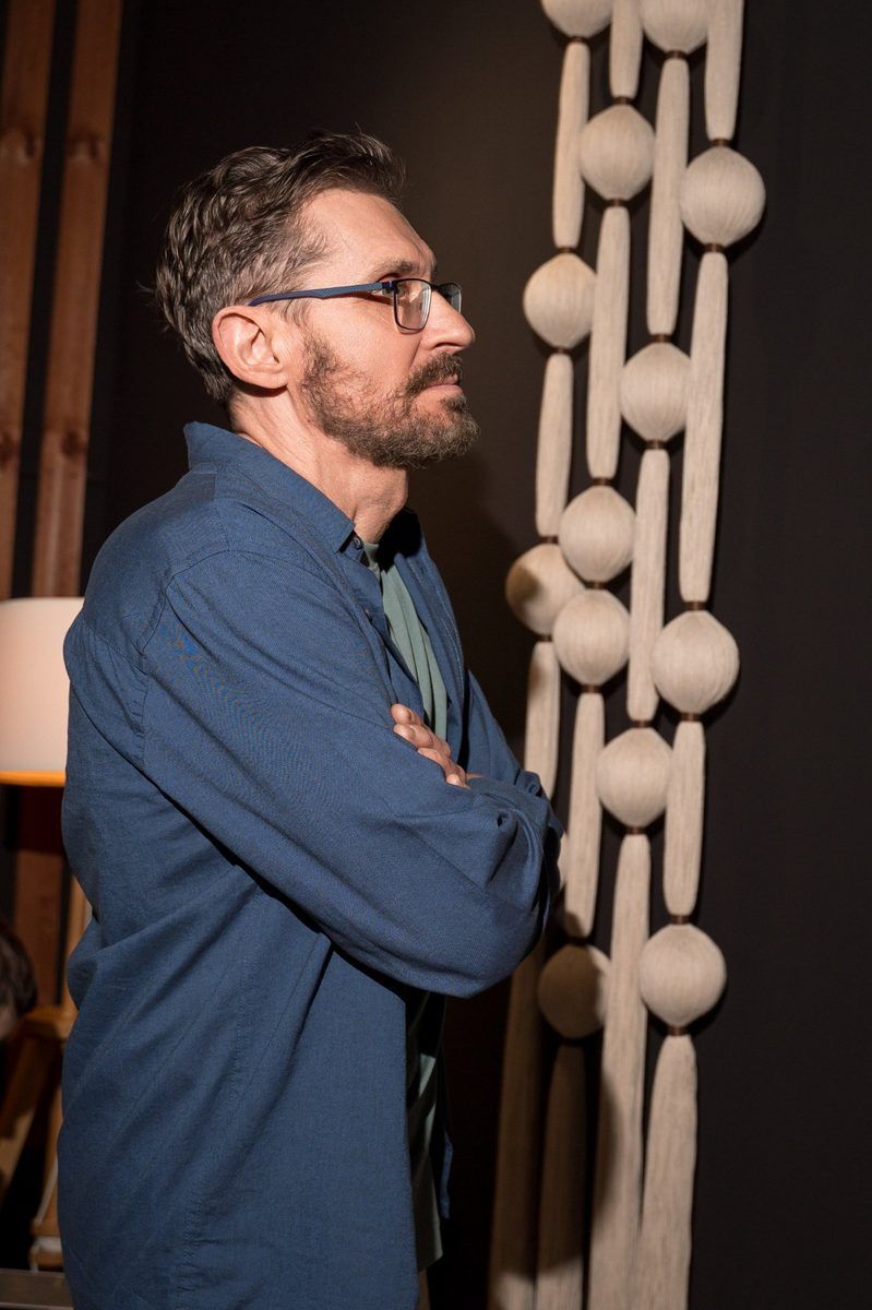 Гость рассматривает работу