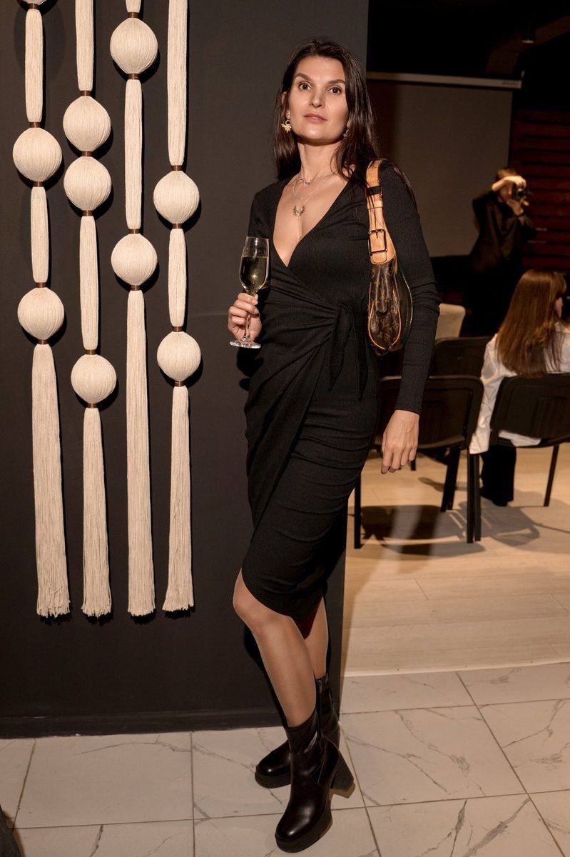 Гостья с бокалом у работы