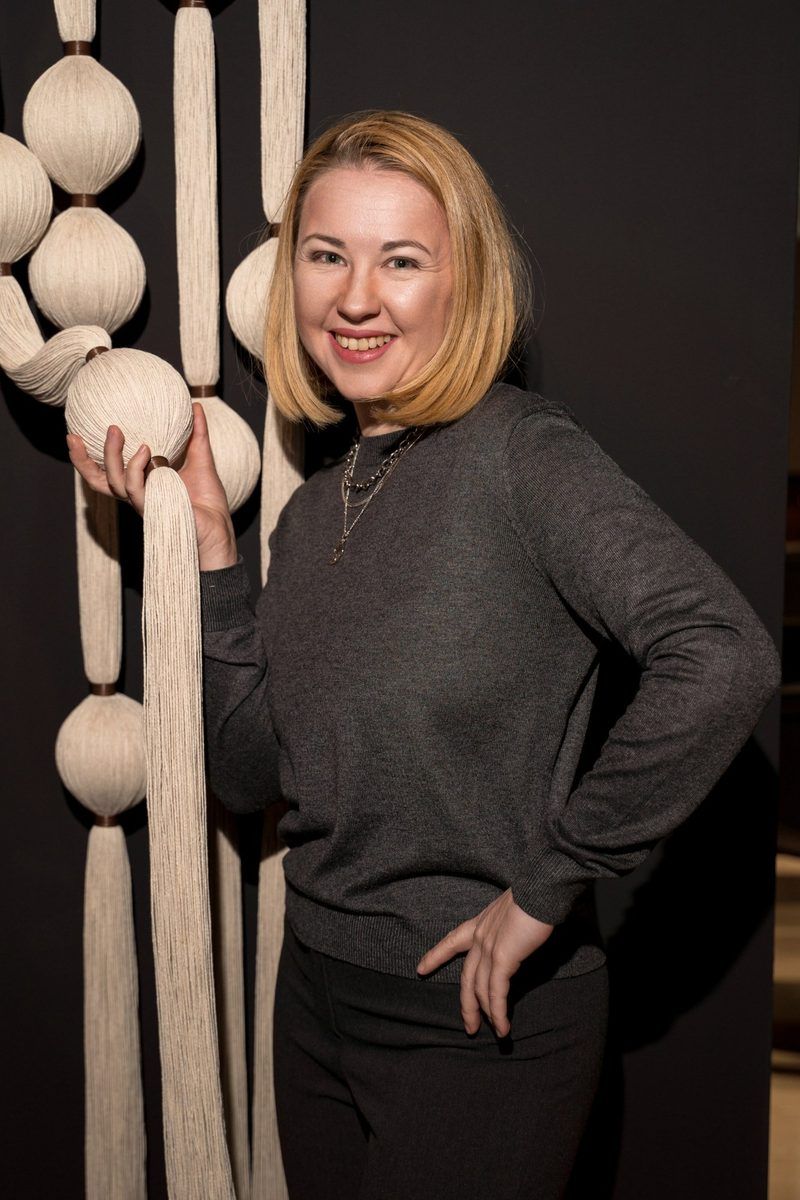 Гостья трогает шар